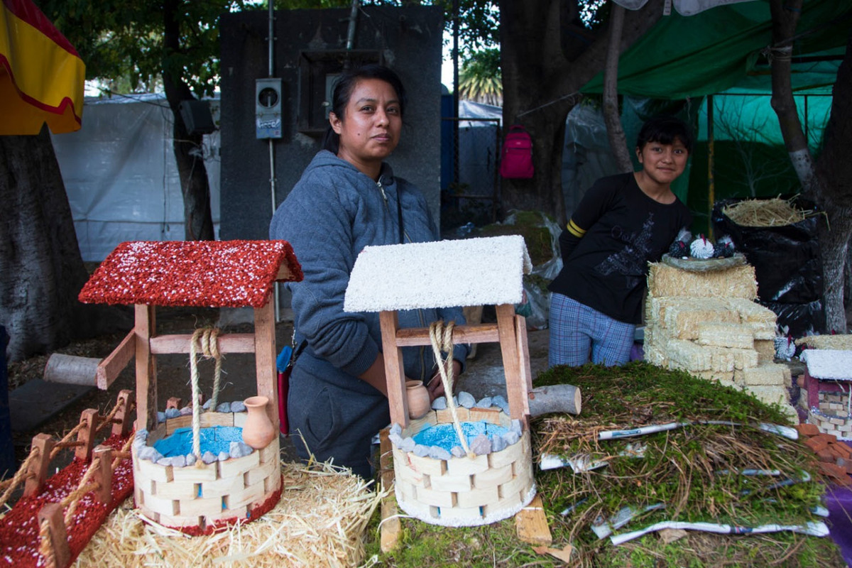 Griselda Coyol Zambrano vende artículos navideños en mercado temporal a un lado del Cenhch. (Andrés Lobato)