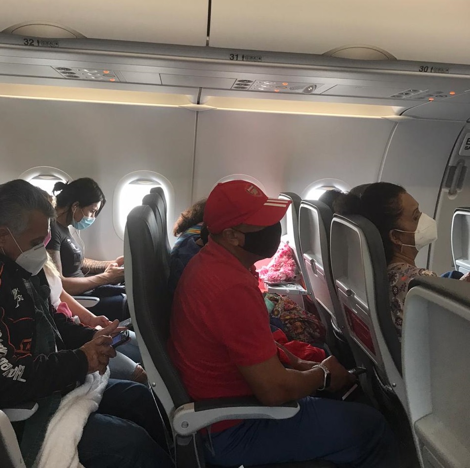 Los pasajeros del avión aplaudieron cuando Beatriz bajó del avión. (Especial)