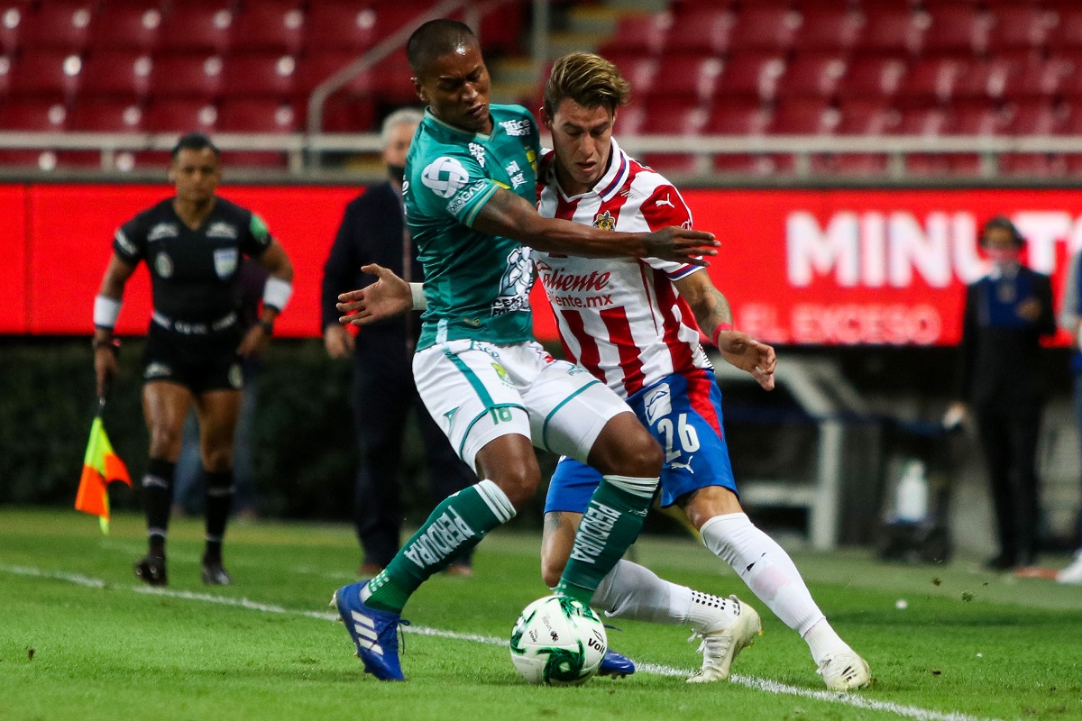 Pedro Aquino y Cristian Calderón durante el partido de ida (Imago7)