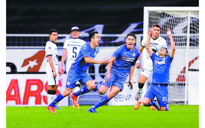Rafael Baca celebra, tras marcar el segundo gol de Cruz Azul. (Imago7)