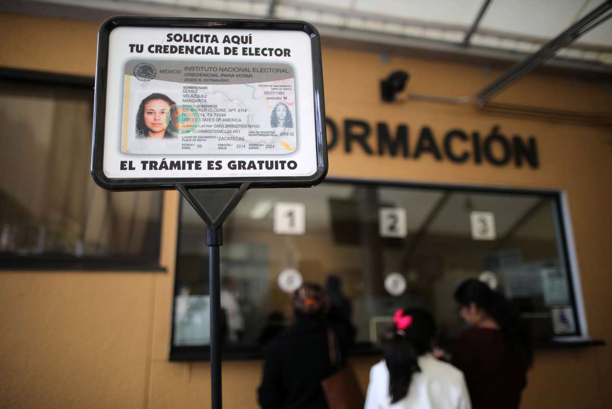 Trámites de INE en el Consulado de México en Los Ángeles. Foto: REUTERS/Lucy Nicholson