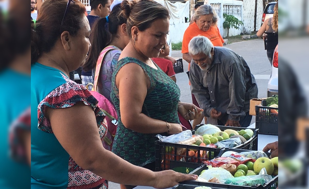 Voluntarios ayudando en entrega de alimentos
