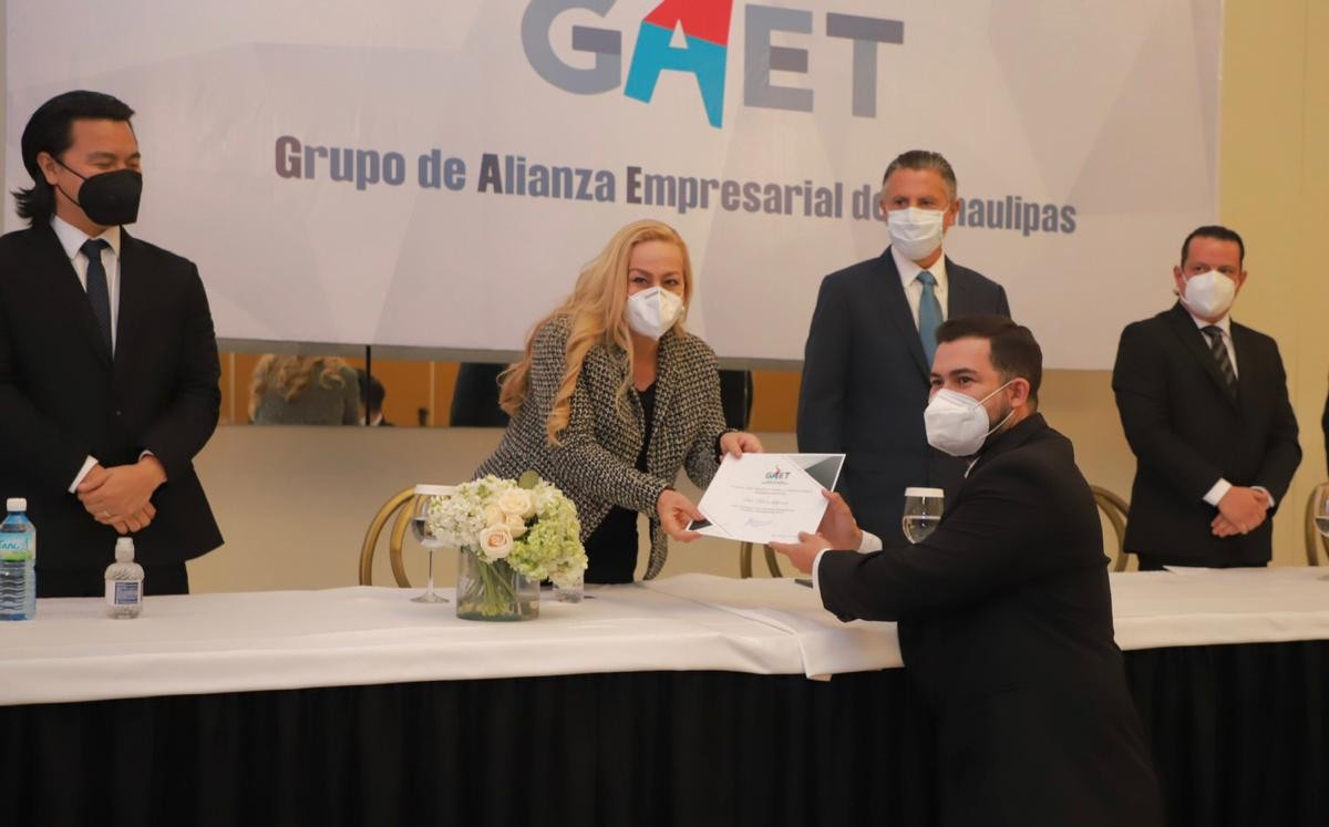 Alma Laura Amparán acudió a la toma de protesta del Grupo de Alianza Empresarial de Tamaulipas. (Cortesía)