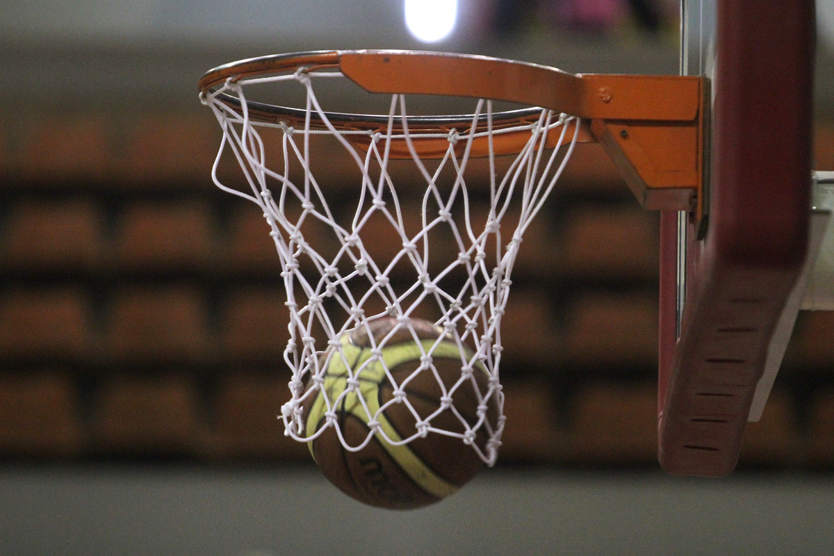 Aspecto de un balón entrando a la canasta. (Agencia Enfoque)