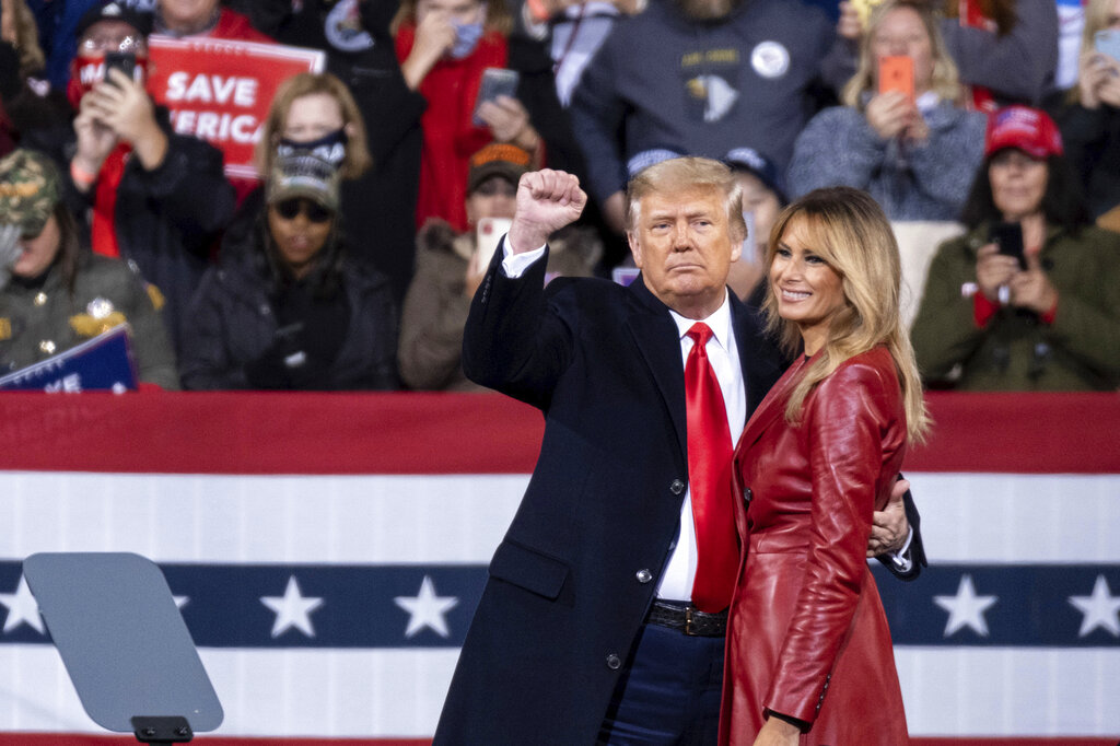 Donald Trump y su esposa, Melania, durante un mitin en Georgia este 5 de diciembre. (AP)