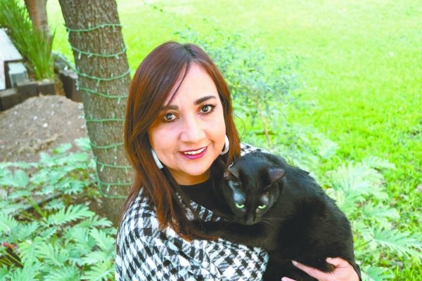 Durante la entrevista, la legisladora estuvo acompañada por su gata Zamba, a quien rescató en febrero pasado. Leonel Rocha