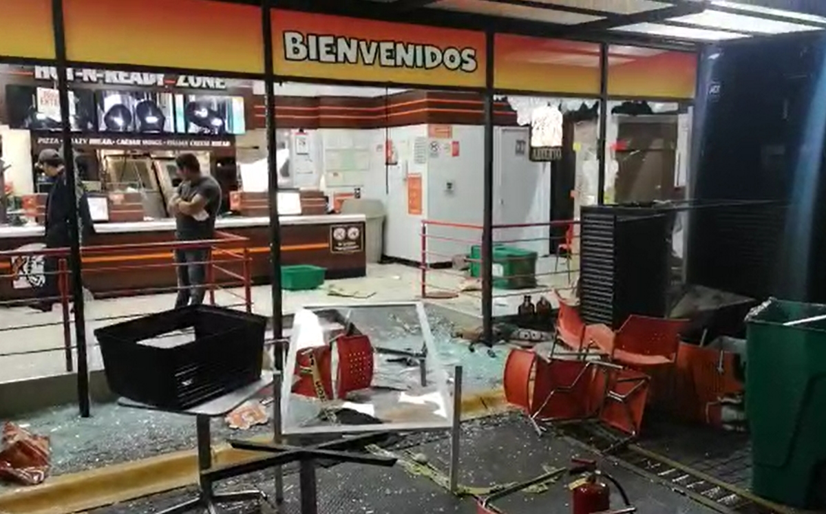 Durante el incidente, vecinos de la colonia hicieron frente a los manifestantes, sin éxito. (Alejandro González)