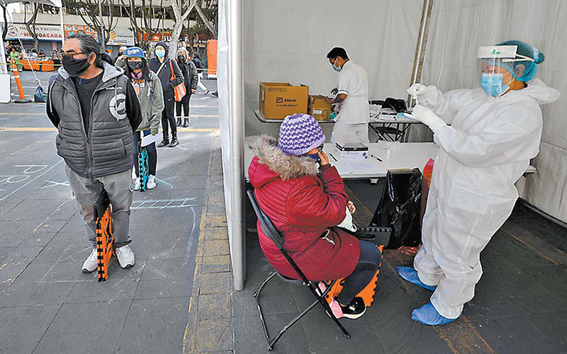 Salud, con registro récord de 12 mil 127 nuevos casos; el 27 de noviembre anunció 12 mil 81. (AP)