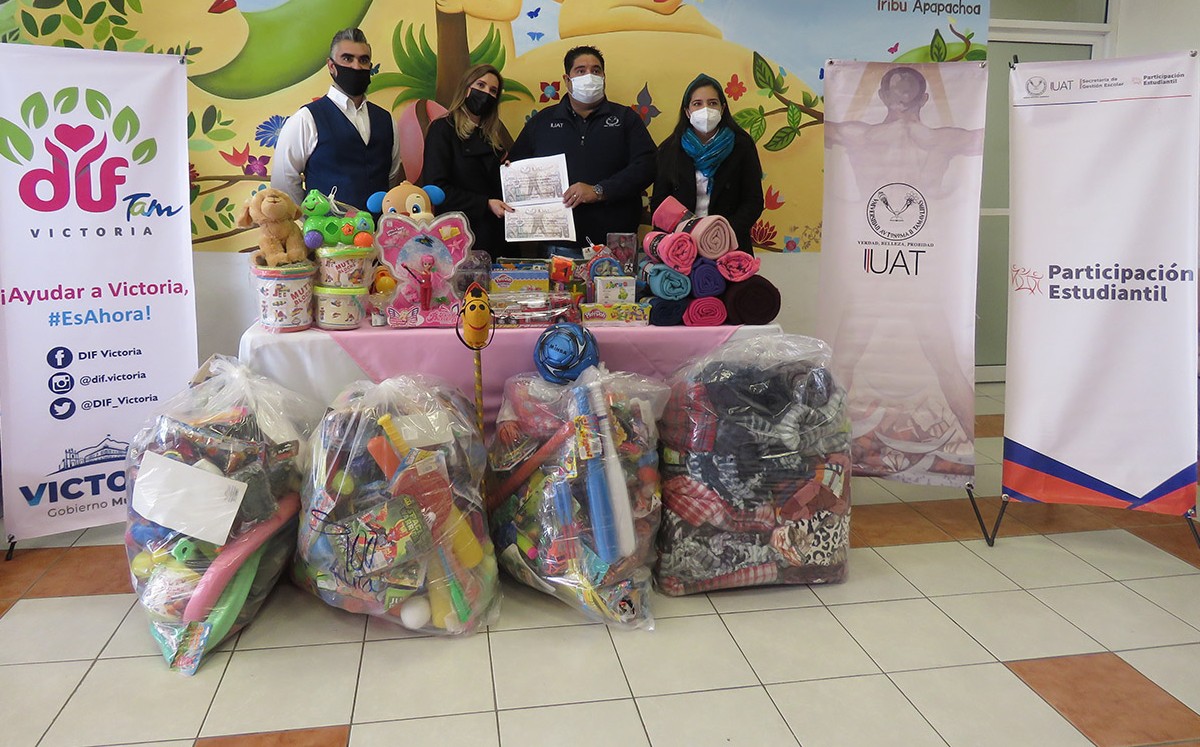 UAT entrega donativo de juguetes al DIF Victoria. (Cortesía)