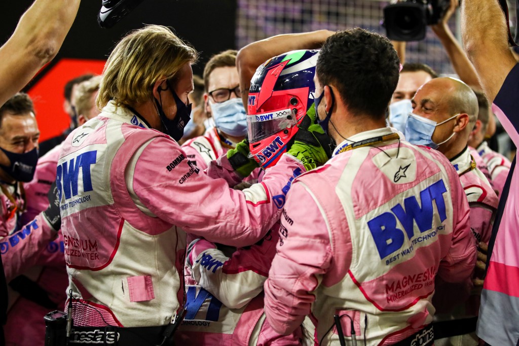 Checo Pérez llorando tras ganar el GP de Bahrein (AFP)