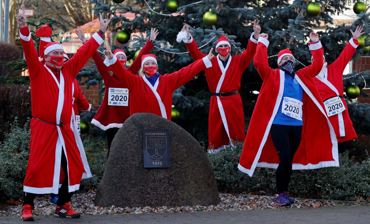 En la ciudad de Michendorf se realiza la carrera de personas vestidas de Santa Claus. (Reuters)