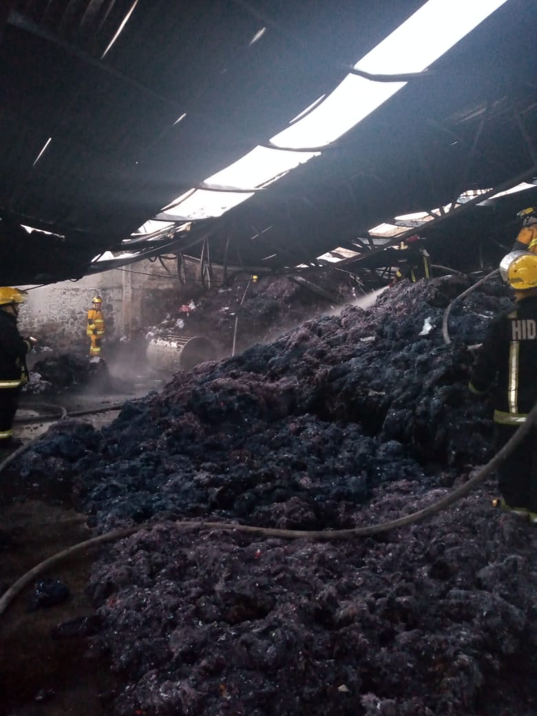 La fabrica de hilo Lugartex se incendió en la madrugada. (Cortesía)