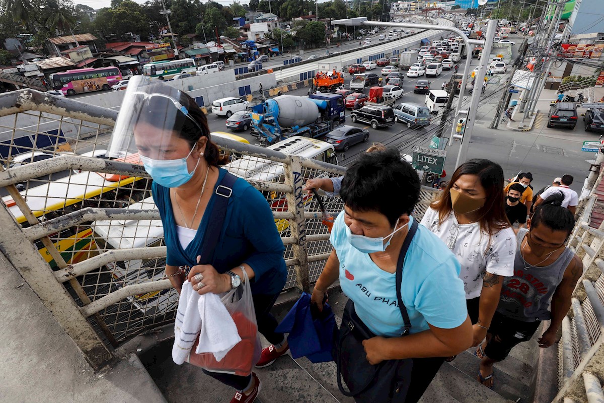 En Filipinas se observa a una población sin tomar distanciamiento social pese a la pandemia del coronavirus. | EFE