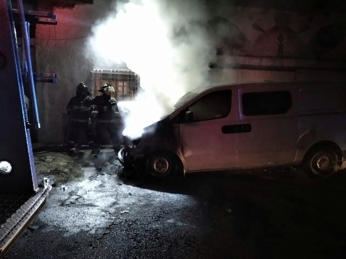 Incendio del vehículo en la GAM | Twitter/@Bomberos_CDMX