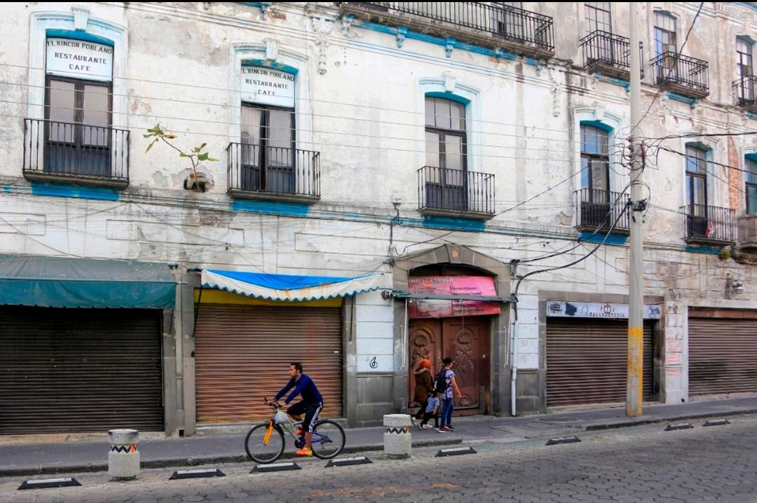 Vista de negocios cerrados en el centro histórico. (Andrés Lobato)