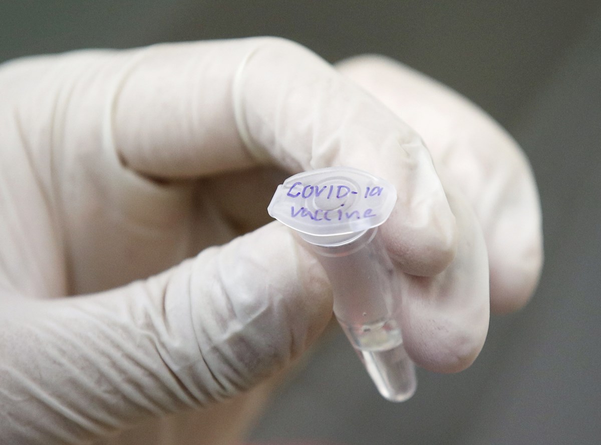 Las autoridades de Canadá afirmaron que las vacunas contra el coronavirus serán administradas primero a los grupos de alto riesgo. | EFE
