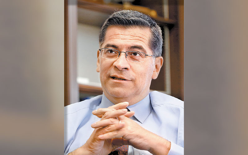 El ex congresista, Xavier Becerra, es un férreo defensor del Obamacare. (AP)