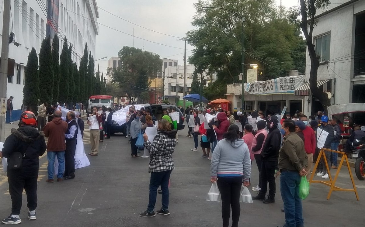 Policías de la SSC capitalina resguarda las inmediaciones de la FGJ-CdMx. (César Velázquez)
