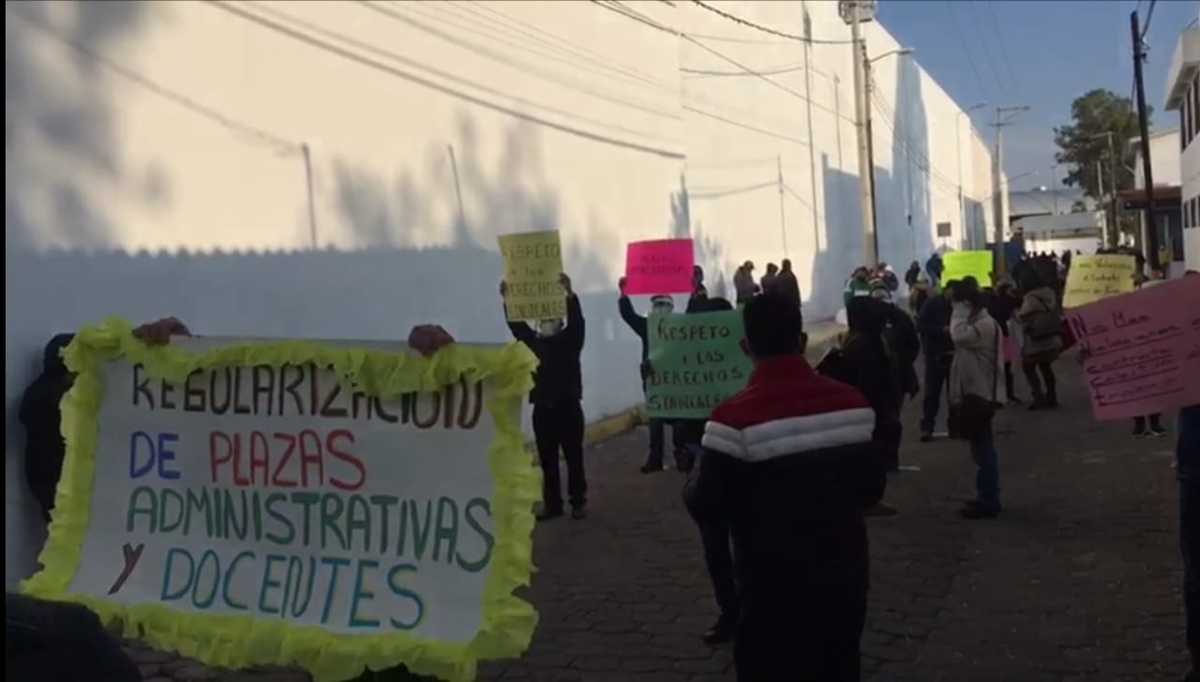 Los trabajadores y docentes pidieron que cesen los despidos. (Jaime Zambrano)