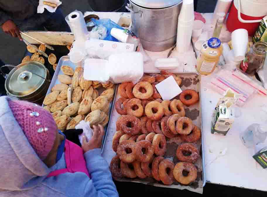 Venta de tamales, donas y gorditas de cocedor para el frío en Durango. (Especial)