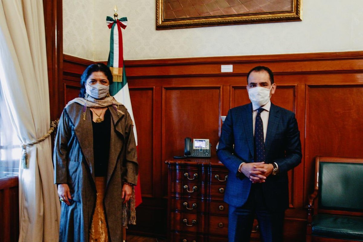 Alejandra Frausto, secretaria de Cultura y Arturo Herrera, secretario de Hacienda y Crédito Público, en una reunión sobre apoyo a creadores. (Twitter: