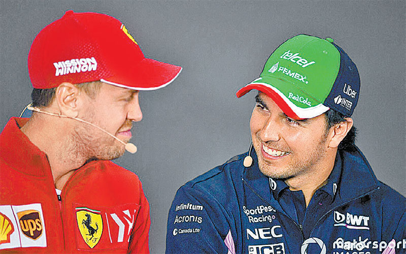 El alemán Sebastian Vettel (izq.) tomará en 2021 el lugar que hoy ocupa Sergio Pérez (der.) / Especial