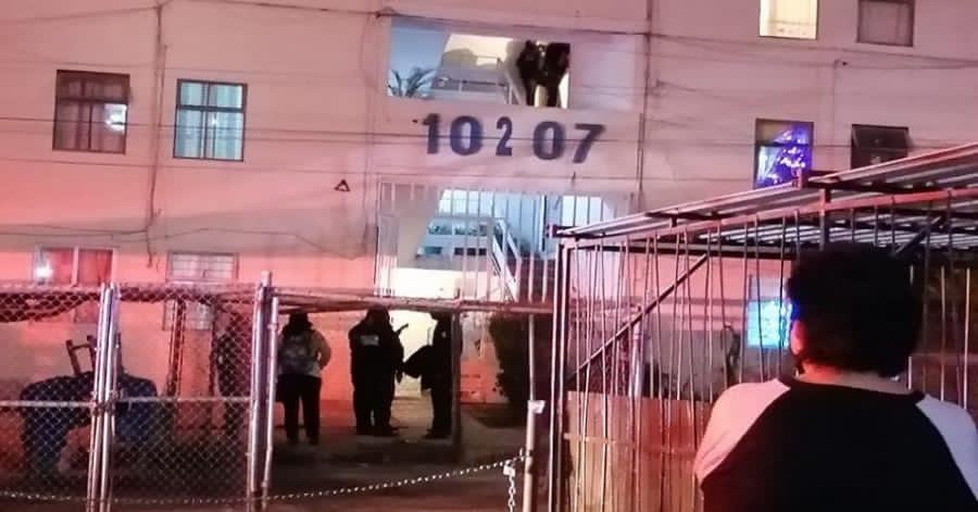 Elementos de la Policía Municipal acordonaron el departamento de la víctima. (Especial)