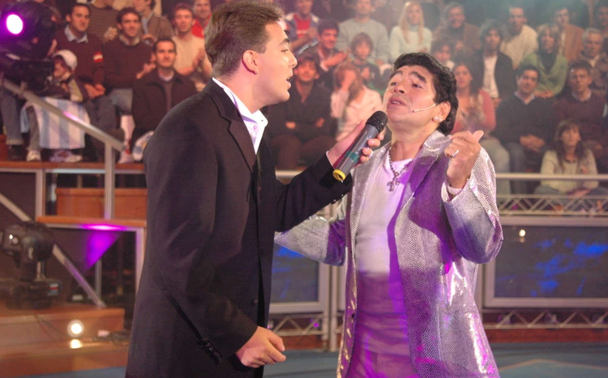 El encuentro ocurrió en el programa 'La noche del 10'. (Twitter @MaradonaPics)