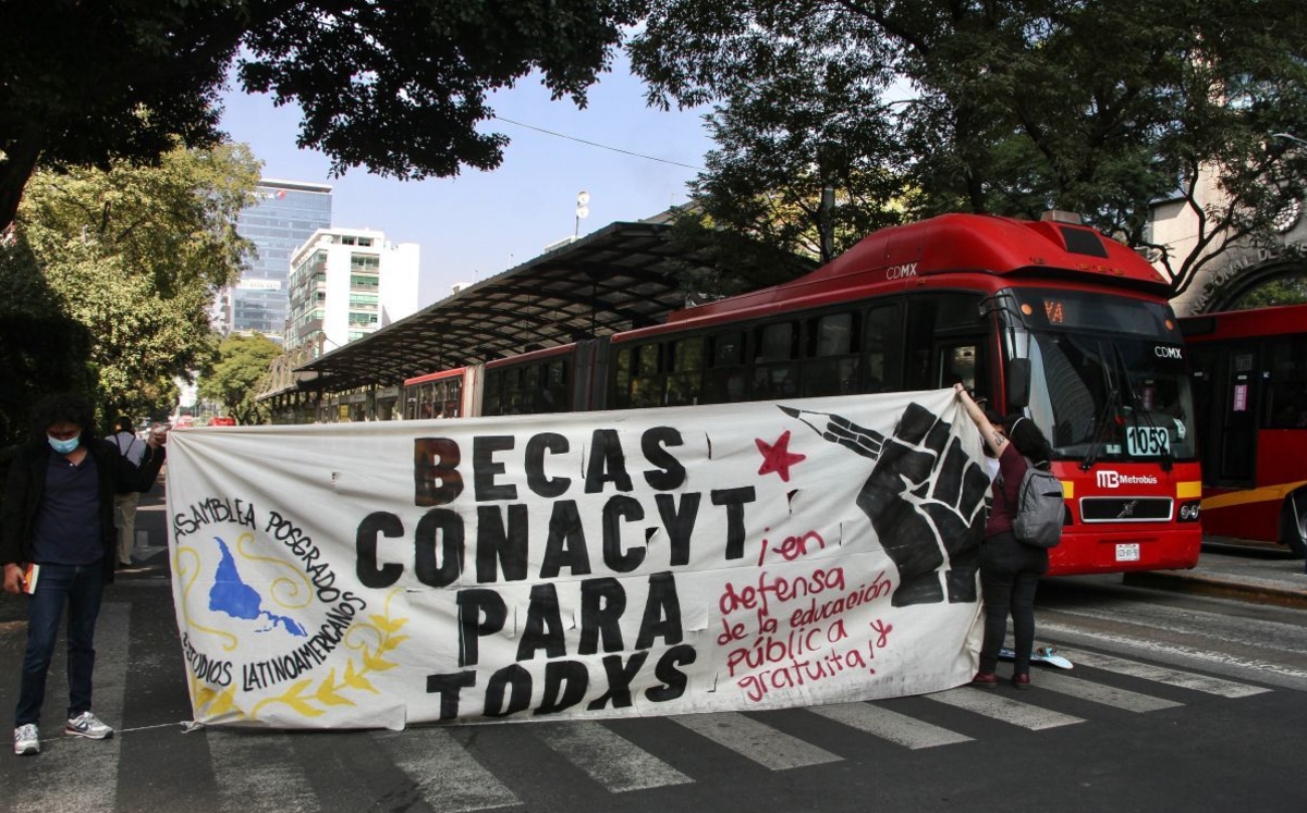 Estudiantes de posgrado de la UNAM cerraron carriles de insurgentes frente a las oficinas Conacyt. (Cuartoscuro)