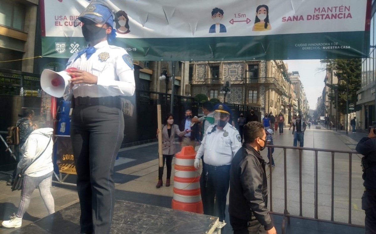 Con megáfonos y templetes, Policía CdMx busca evitar contagios en Centro Histórico