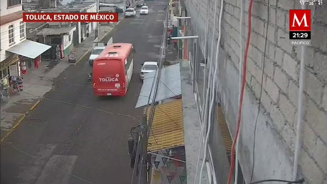 Niña muere arrollada en Toluca; habitantes queman el autobús involucrado