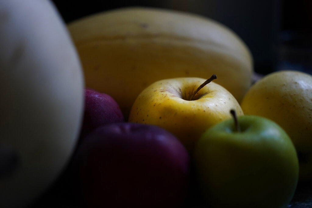 La ONU advirtió que habría una crisis alimentaria por la pandemia, donde las familias no podrán comprar alimentos básicos como frutas y verduras. (AP)