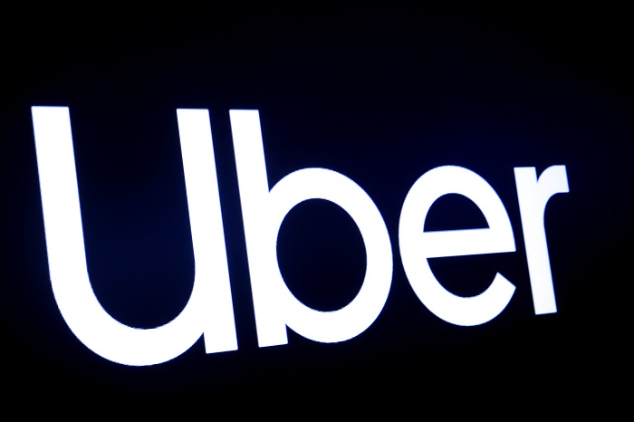 Una pantalla muestra el logotipo de la empresa de Uber Technologies Inc. (Reuters)