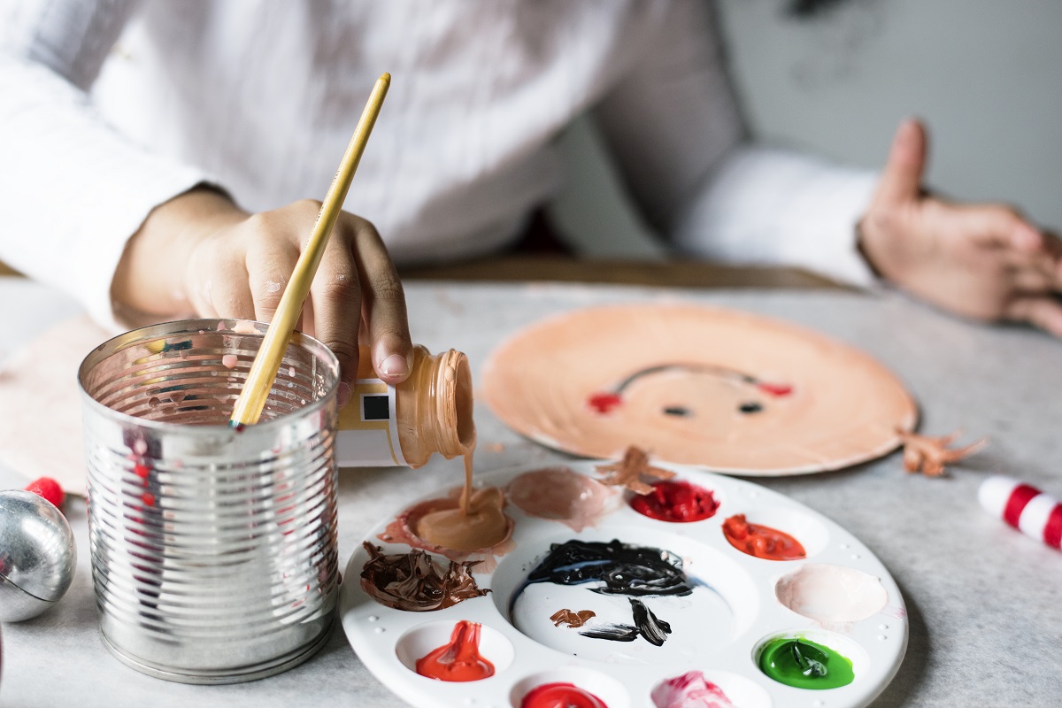 Pasar un momento alegre en familia mientras elaboran sus propios adornos de navidad. (Cortesía)