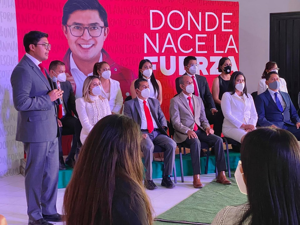 El presidente municipal estuvo acompañado por su sindico, regidores y equipo de trabajo. (Especial)