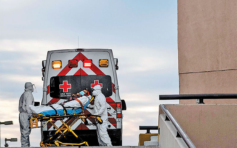 Trabajadores de la salud trasladan a paciente con covid-19 en Tijuana, BC. (AFP)