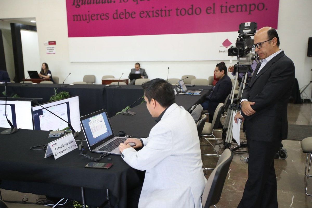 El voto por internet en territorio nacional sería discutido después de las elecciones, consideró Lorenzo Córdova, consejero presidente. (Cuartoscuro)