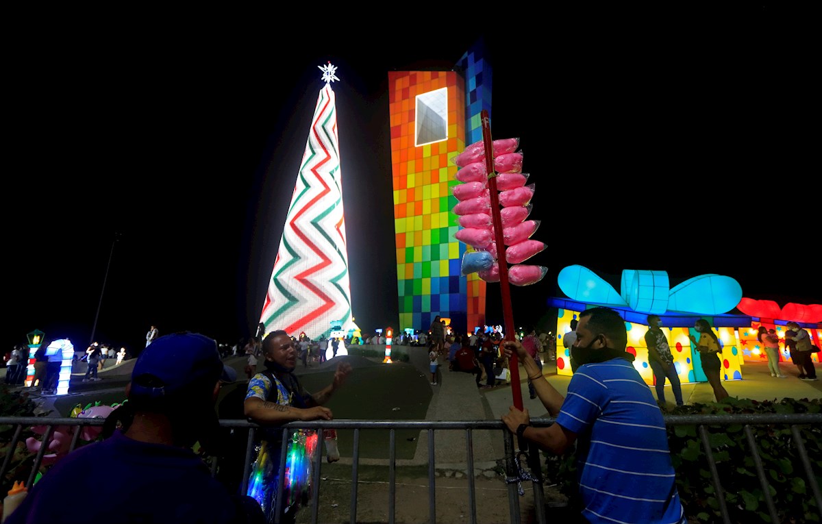 Ciudadanos recorren el alumbrado navideño en Barranquilla. (EFE)