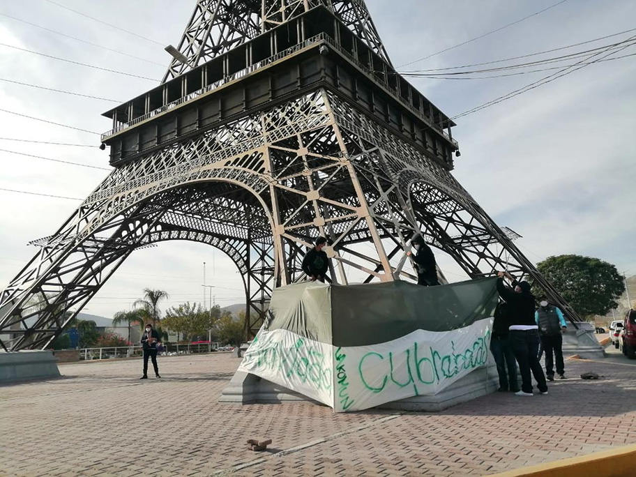Colocan cubrebocas a la Torre Eiffel de Gómez Palacio. (Especial)