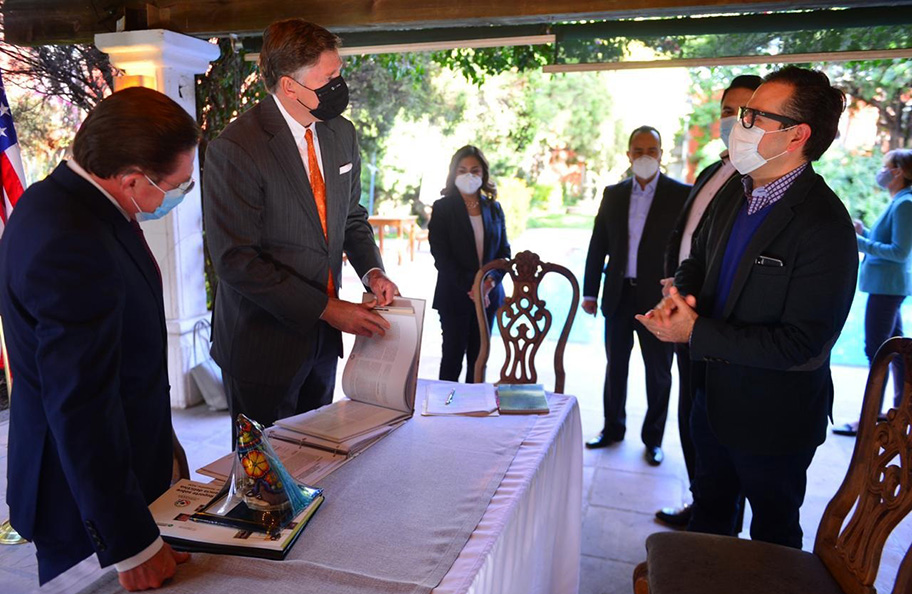 El embajador Cristopher Landau, se reunió con el gobernador de Durango, José Rosas Aispuro Torres. (Especial)