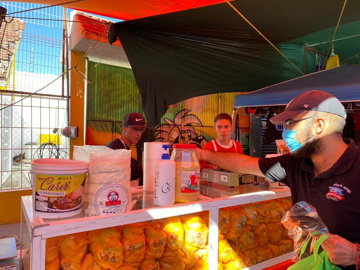 Empresarios en León han repartido 34 mil cubrebocas a ciudadanos