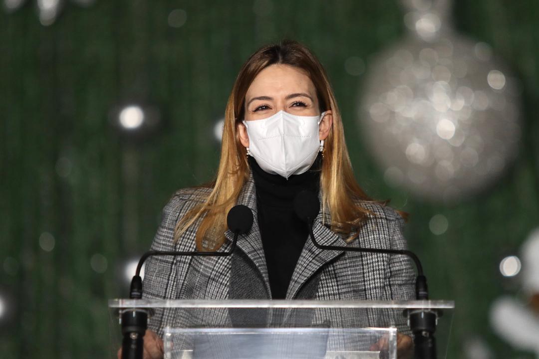 Mide 16 metros de altura, está adornado con personajes alusivos al sector salud.