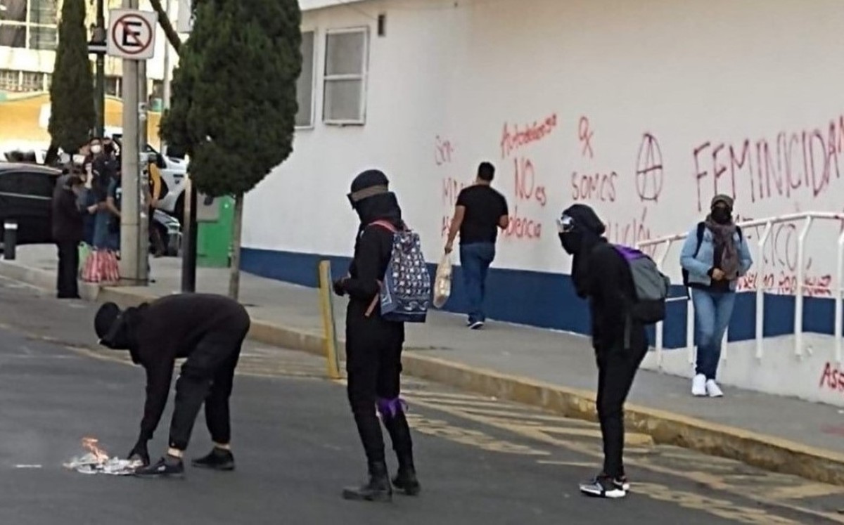 Mujeres protestan en Fiscalía de CdMx; denuncian caso de acoso sexual en el Metro