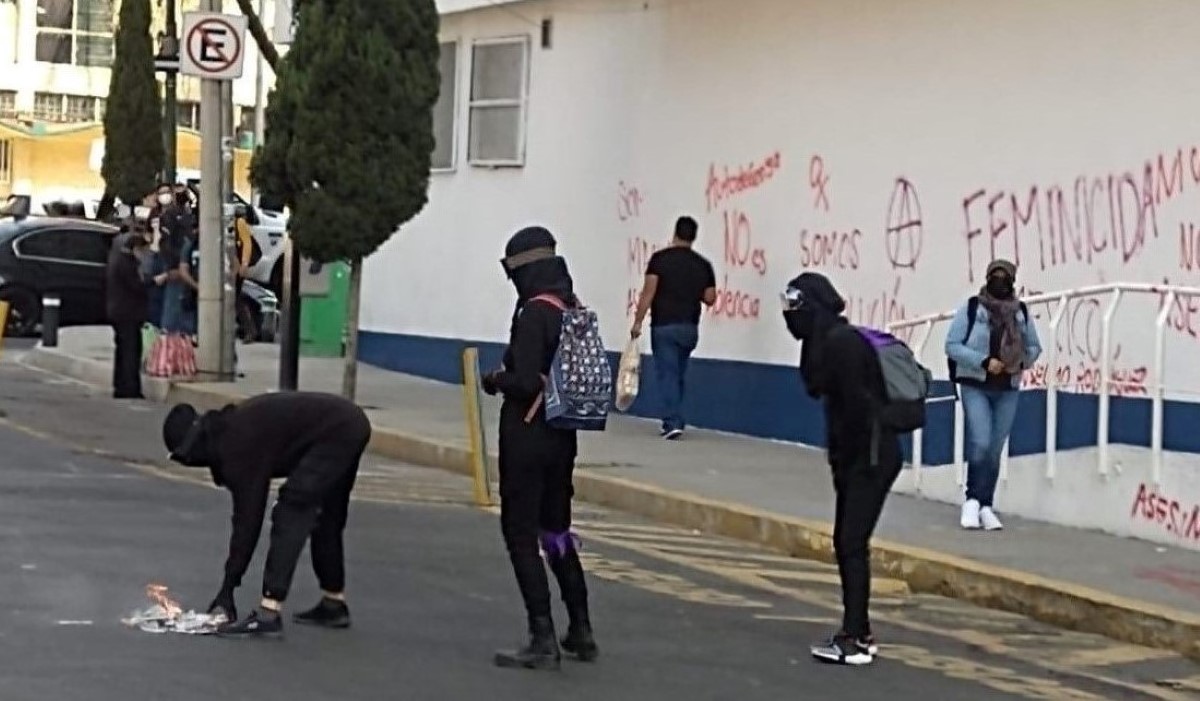 Mujeres protestaron en la Fiscalía General de CdMx. | César Velázquez