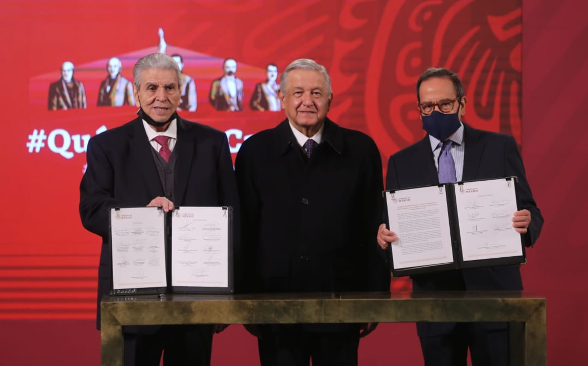 El Presidente luego de la firma del acuerdo con la industria privada. (Javier Ríos)