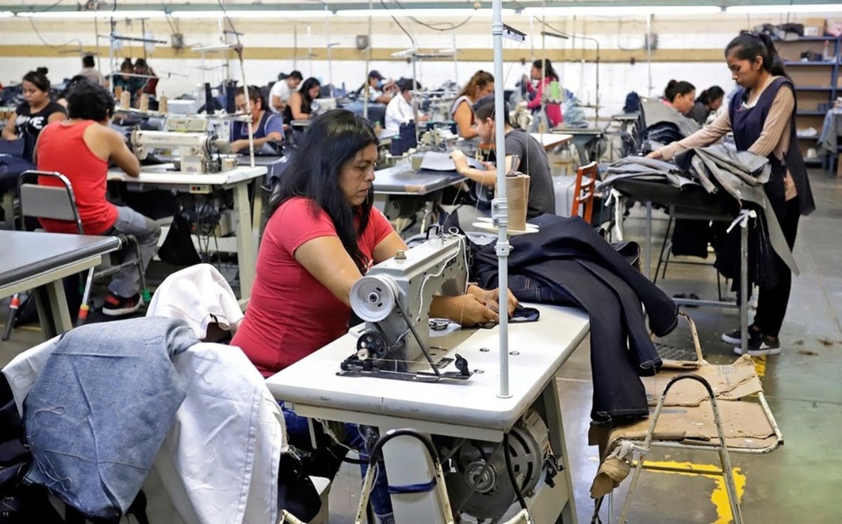 Productividad laboral cae en tercer trimestre, reporta Inegi