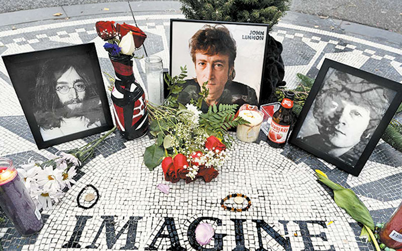 Recuerdan a John Lennon en el lugar donde fue asesinado. (AP)