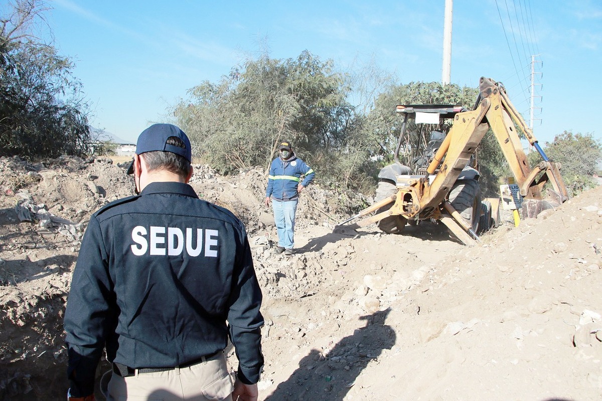 La Secretaría de Desarrollo Urbano y Ecología acudió a suspender las obras. Foto: Especial.