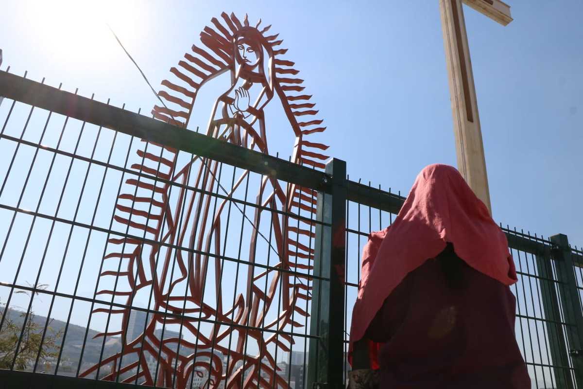Virgen mueve a feligreses al río tras su reinstalación. Foto: Leonel Rocha.