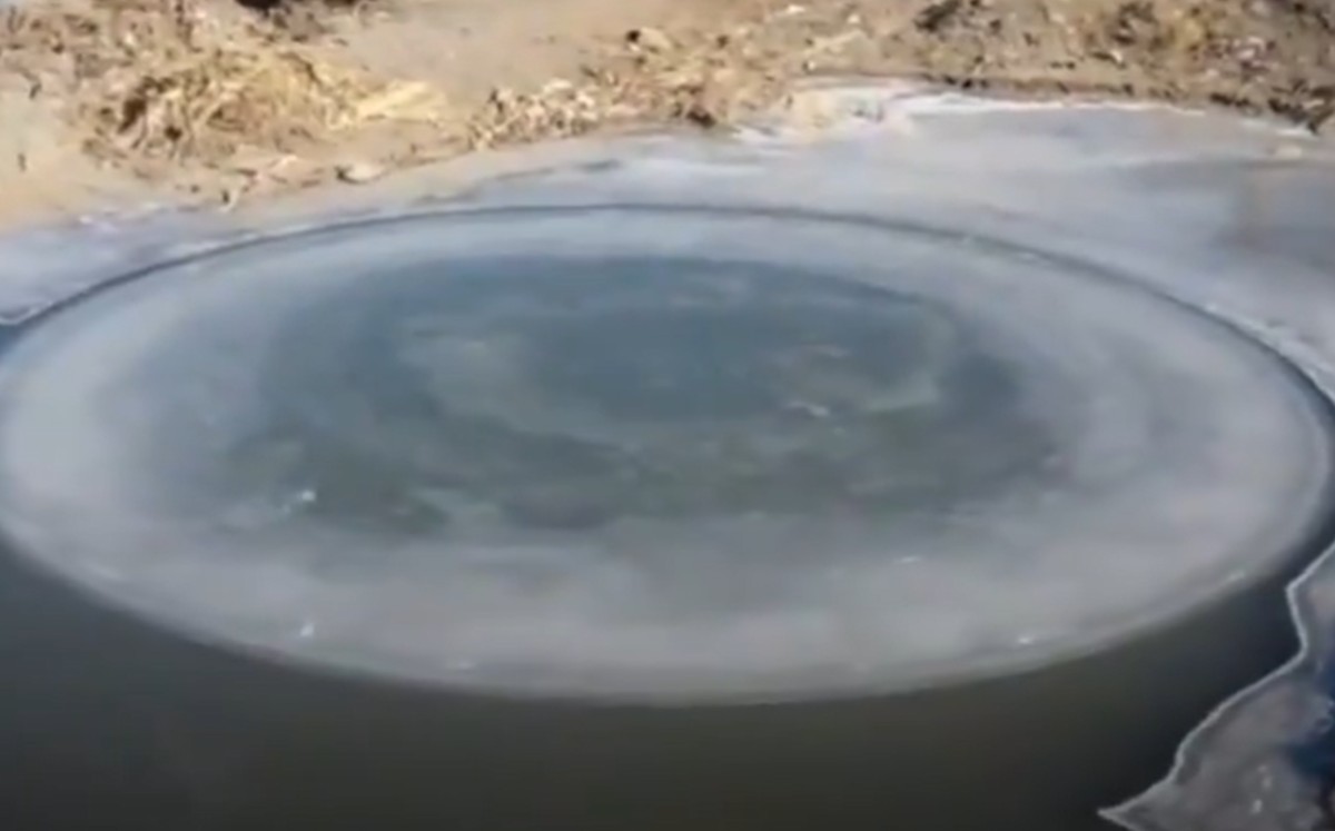 Un enorme disco de hielo gira solo en China. (Captura)